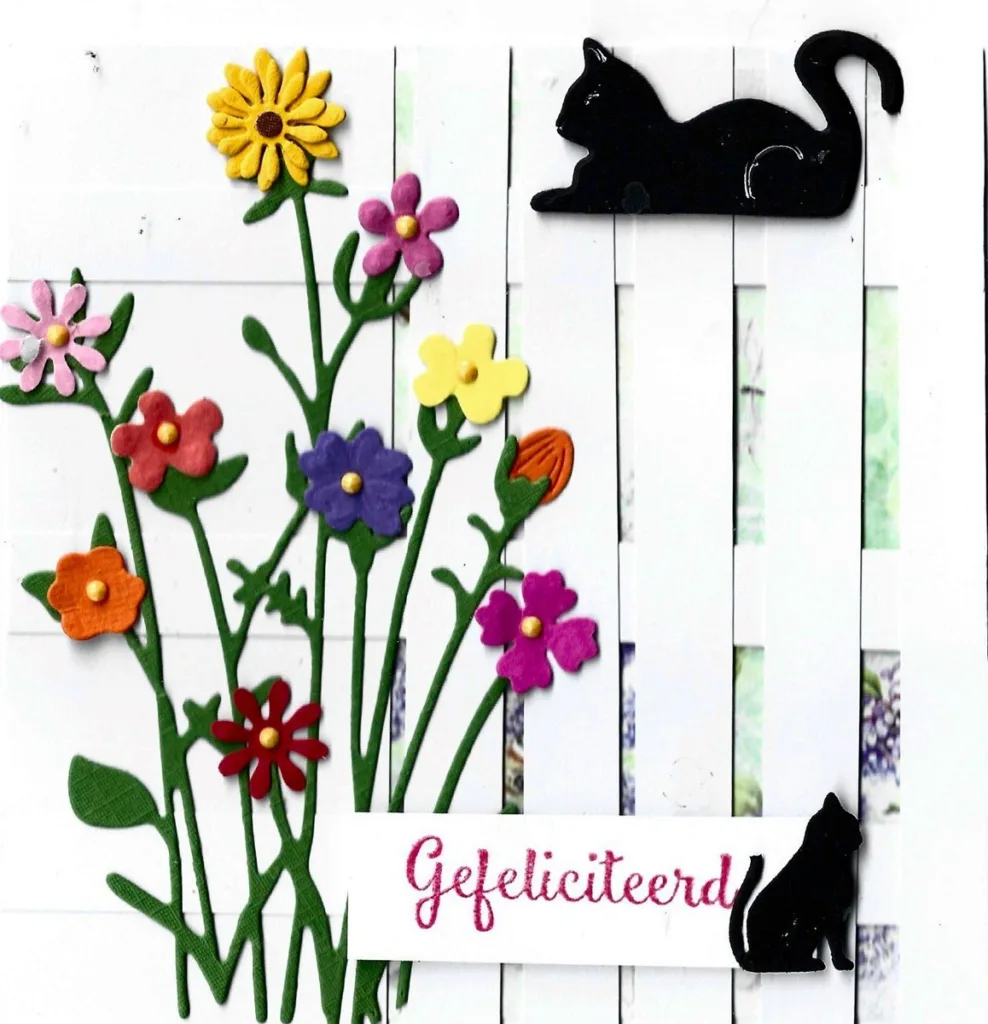 Bloemen achter hekje met poezen